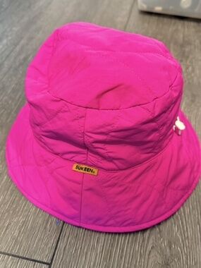 NWOT Sukeen puffer bucket hat